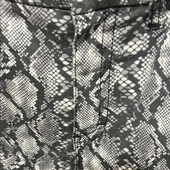 Seven7 Black and White Skinny Pants with Vintage Print - Picture 4 of 10